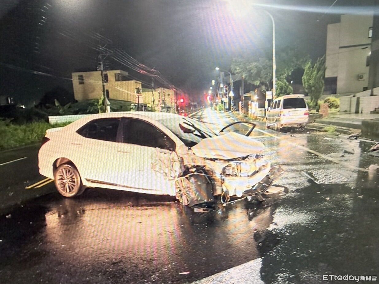 快訊/台南凌晨車禍!自小客自撞燈桿爛毀 男駕駛送醫不治