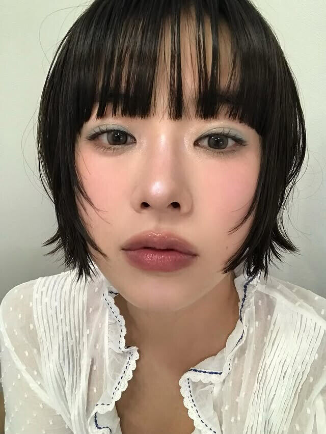 2026韓妝趨勢必看！金色、薄荷綠打亮爆紅，韓妞都在畫的「濾鏡光感妝」解析