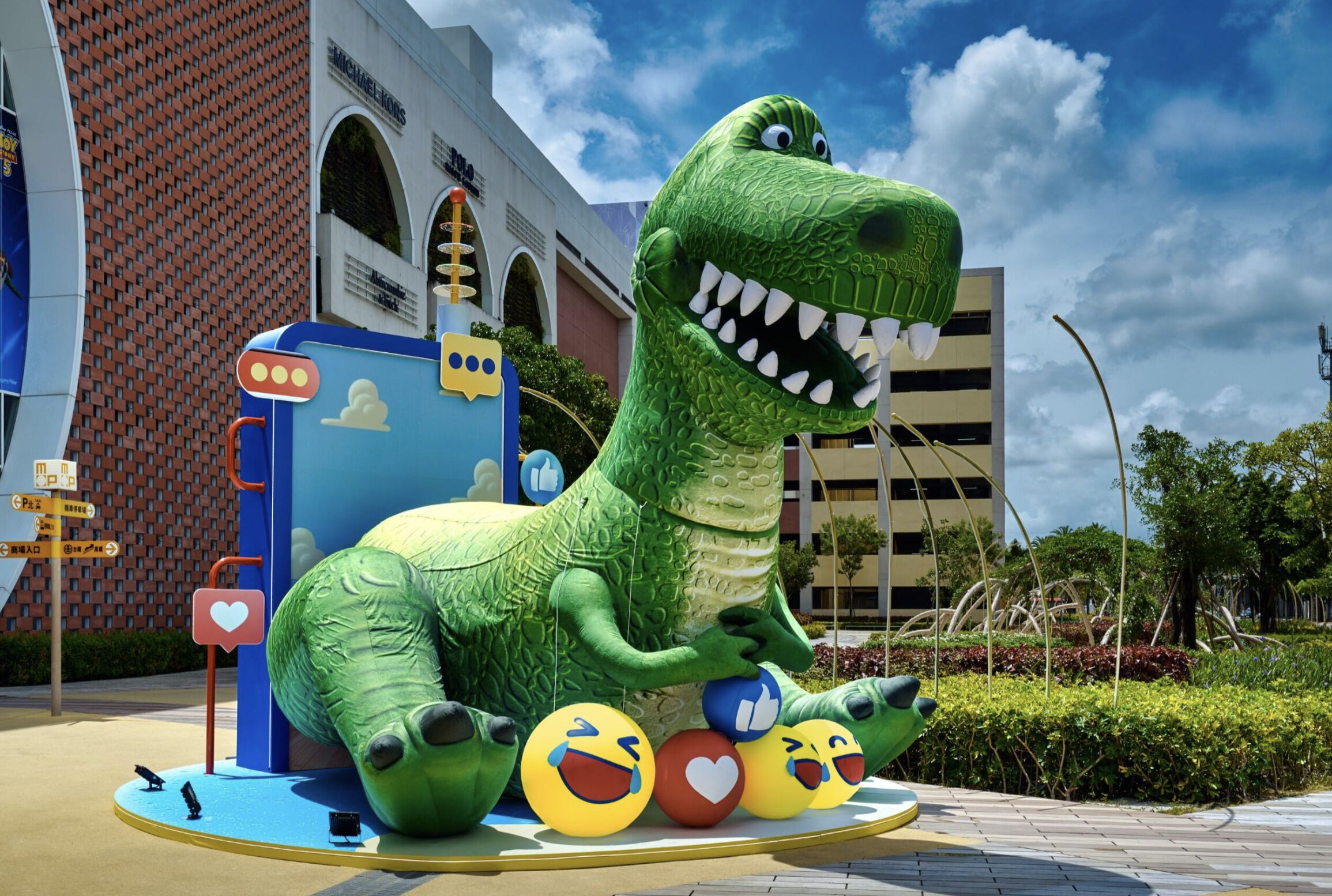 ▲MITSUI OUTLET PARK林口、台中港、台南，以及Mitsui Shopping Park LaLaport南港，搶先推出《玩具總動員5》主題造景。（圖／業者提供）