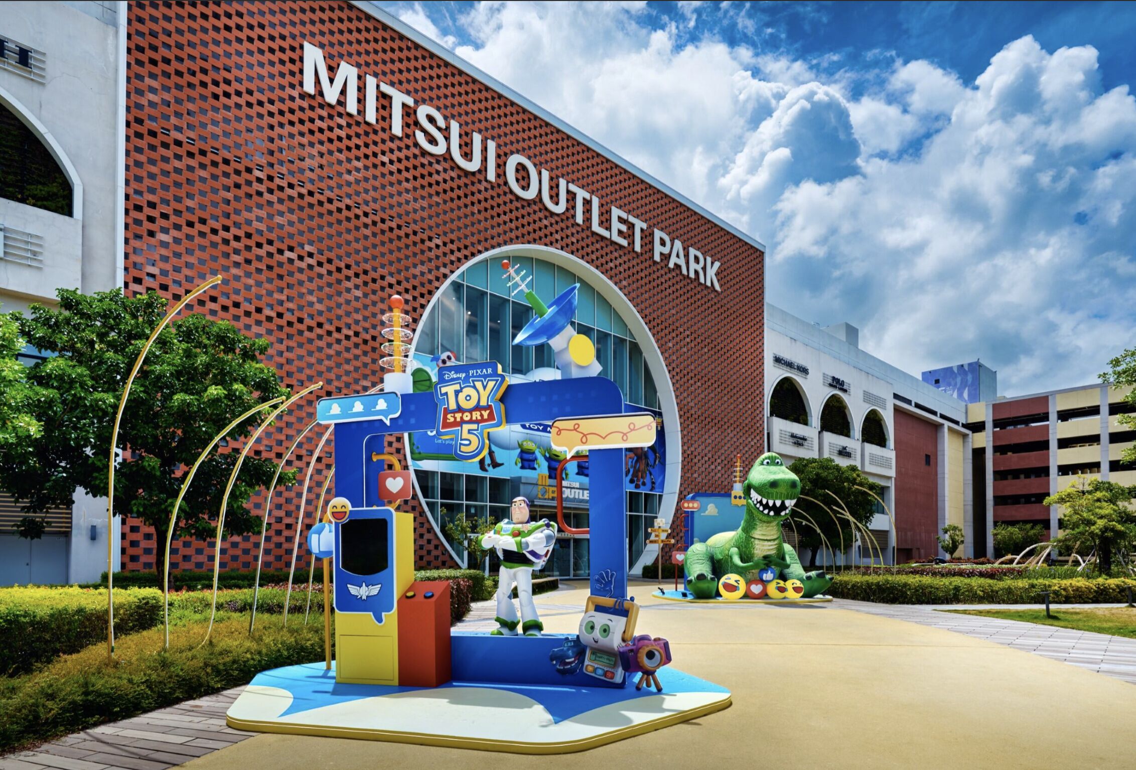 ▲MITSUI OUTLET PARK林口、台中港、台南，以及Mitsui Shopping Park LaLaport南港，搶先推出《玩具總動員5》主題造景。（圖／業者提供）