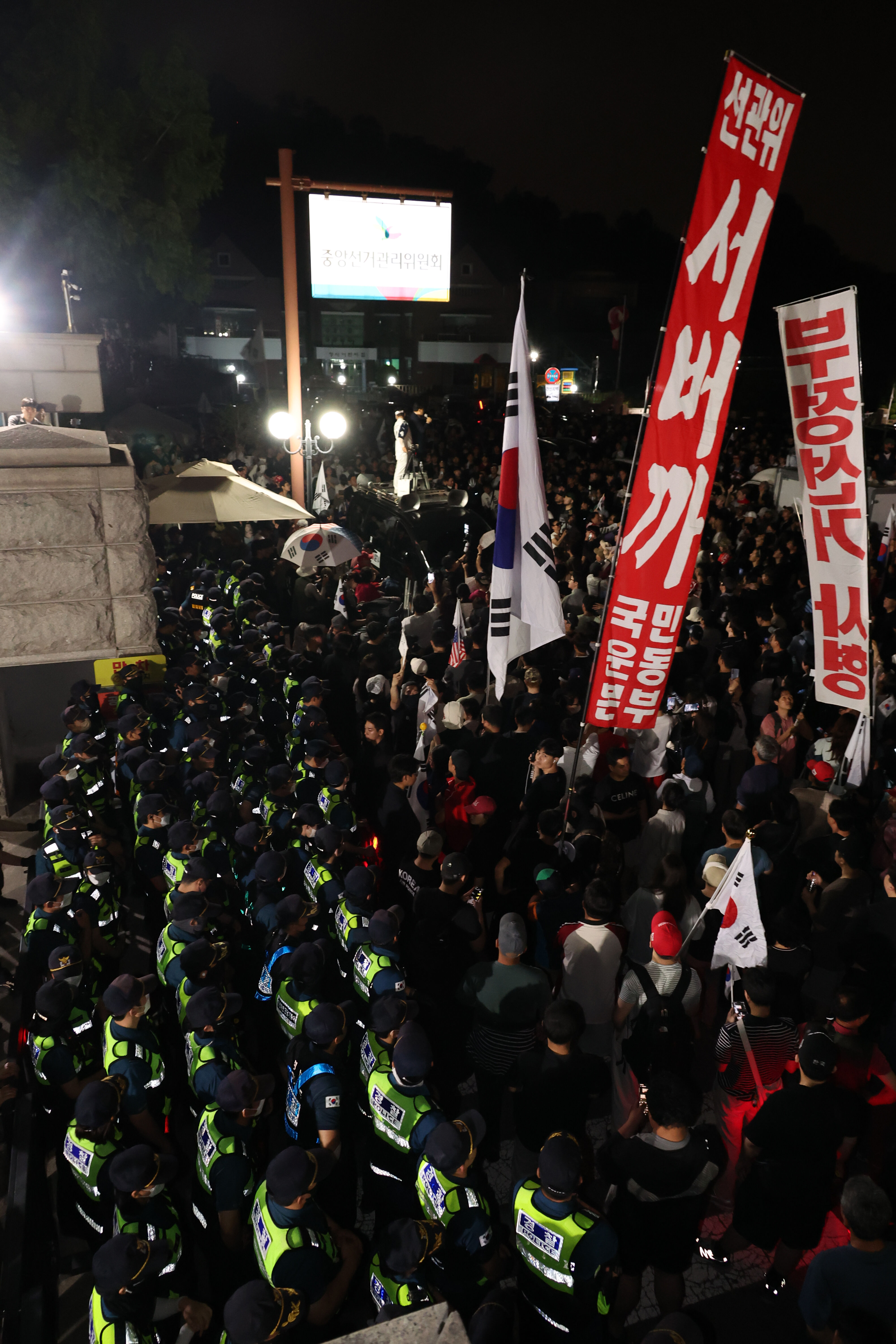 ▲▼右派民眾抗議質疑「選舉舞弊」，警方出動機動隊維持秩序。（圖／達志影像）