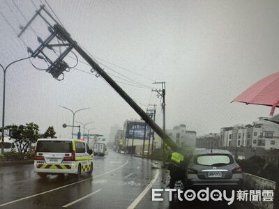 台南濱南路自小客撞倒電桿　駕駛額頭擦傷送醫無毒酒駕