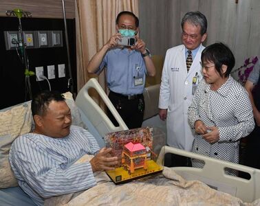 探視重傷勇警...劉世芳贈「粉紅超跑」模型　籲司法從嚴審理