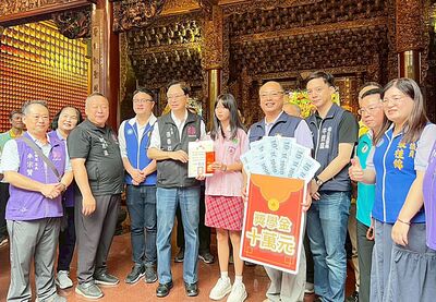 桃園誠聖宮設立獎助學金 五文昌主神庇佑催生首位會考榜首出爐