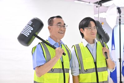 手拿鐵鎚、身著反光背心 李四川與藍新提名議員參選人合拍定裝照