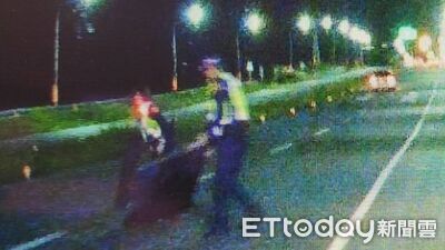夜色中驚見「奪命木棧板」！關山警即時排除路障