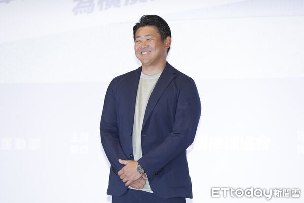 ▲▼第20屆玉山盃全國青棒錦標賽開幕是今日舉行，有著平成怪物的傳奇球星松坂大輔特地來台為賽事站台。東方特快車投手郭泰源、玉山金控董事長黃男州分別致贈代表台灣特色的紀念品給松坂大輔。（圖／記者湯興漢攝）