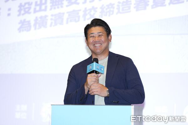 ▲▼第20屆玉山盃全國青棒錦標賽開幕是今日舉行，有著平成怪物的傳奇球星松坂大輔特地來台為賽事站台。東方特快車投手郭泰源、玉山金控董事長黃男州分別致贈代表台灣特色的紀念品給松坂大輔。（圖／記者湯興漢攝）