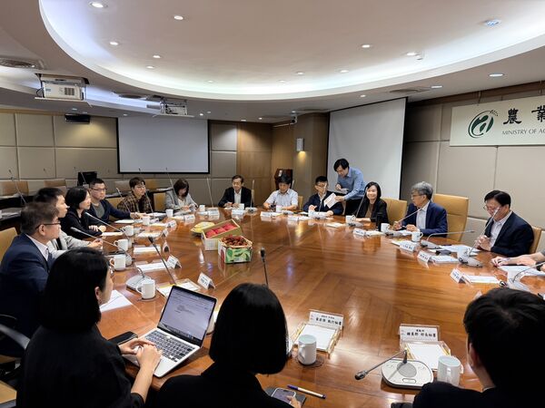 ▲運動部李洋部長率同仁拜會農業部討論合作事宜、運動部李洋部長致贈農業部陳駿季部長運動器材，象徵全民運動，一起壯大台灣、農業部陳駿季部長致贈運動李洋部長台灣當季農特產品，盼共同行銷台灣農業。（圖／運動部提供）