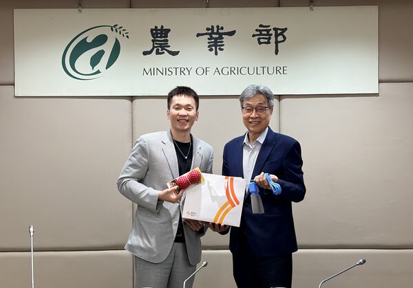 ▲運動部李洋部長率同仁拜會農業部討論合作事宜、運動部李洋部長致贈農業部陳駿季部長運動器材，象徵全民運動，一起壯大台灣、農業部陳駿季部長致贈運動李洋部長台灣當季農特產品，盼共同行銷台灣農業。（圖／運動部提供）