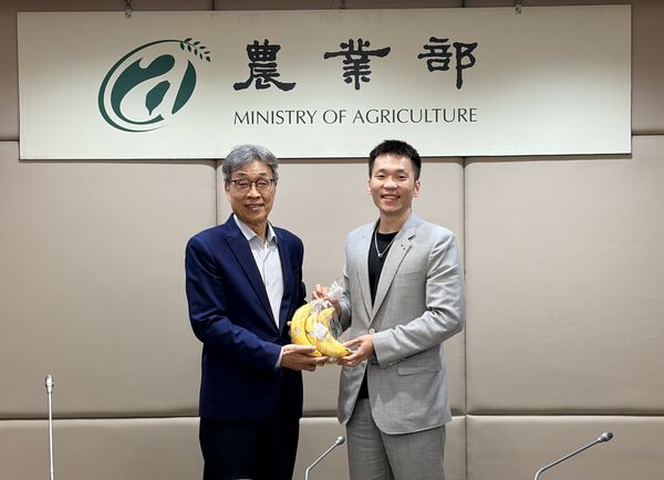 ▲運動部李洋部長率同仁拜會農業部討論合作事宜、運動部李洋部長致贈農業部陳駿季部長運動器材，象徵全民運動，一起壯大台灣、農業部陳駿季部長致贈運動李洋部長台灣當季農特產品，盼共同行銷台灣農業。（圖／運動部提供）