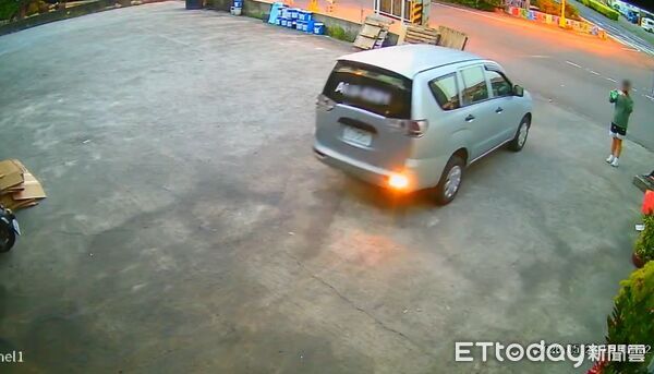▲虎尾一間洗車場凌晨遭兩名男子駕車撞破鐵捲門闖入，持球棒大肆砸毀設備。（圖／記者游瓊華翻攝）