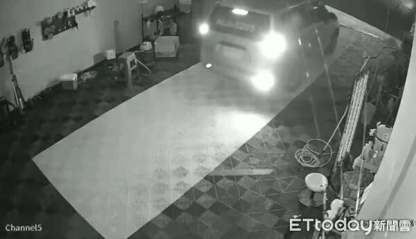 ▲虎尾一間洗車場凌晨遭兩名男子駕車撞破鐵捲門闖入，持球棒大肆砸毀設備。（圖／記者游瓊華翻攝）