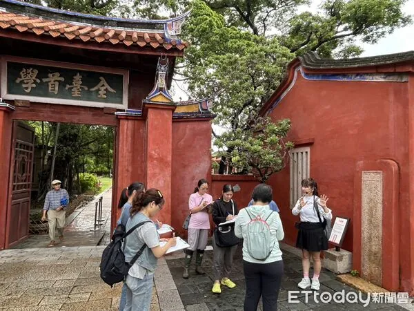 ▲台南市政府觀光旅遊局辦理手語導覽員培訓暨導覽志工教育訓練,正式培訓7名手語導覽員加入散步導覽行列。(記者林東良翻攝,下同)