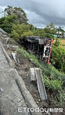▲蘇男駕駛聯結車行經國3竹田系統匝道時突然失控撞擊護欄。（圖／記者陳崑福翻攝）