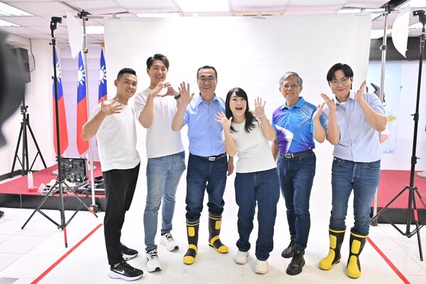 ▲李四川今與國民黨最新提名的新北市議員參選人合拍定裝照，包含(左1起)汐金萬區何元楷、板橋區鄧凱勛、新莊區王珮宇、瑞平雙貢區林正峰以及永和區陳以樂，其中鄧凱勛、王珮宇、陳以樂、何元楷皆是「八年級」青年戰將。。（圖／李四川競辦提供）
