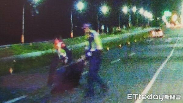 ▲馬路中驚見「奪命木棧板」！關山警即時排除路障。（圖／記者楊晨東翻攝）