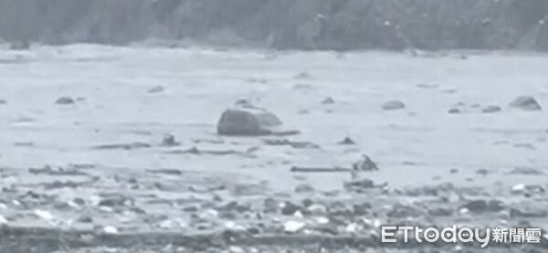 ▲花蓮今天下午山區大雨，馬太鞍溪下午溪水湍急，一輛吉普車遭溪水沖走後卡在沙洲。（圖／民眾提供，下同）