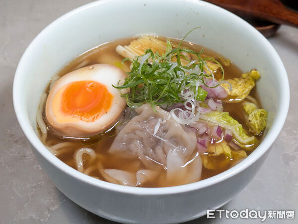 ▲板前燒肉餐廳「牛花」插旗台中　開幕首月點套餐送「和牛三明治」。（圖／記者黃士原攝）