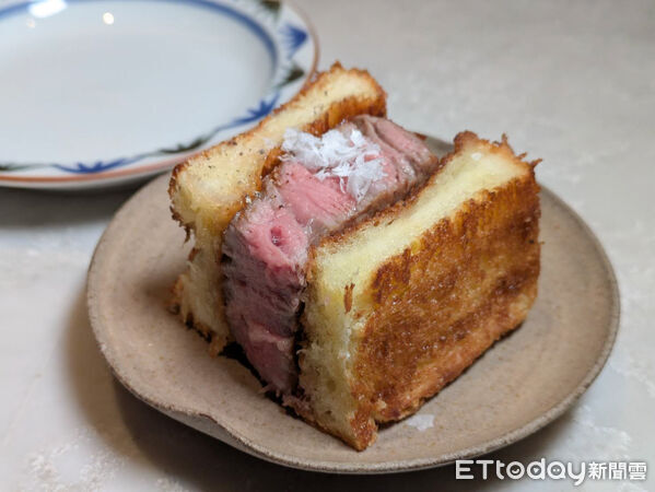 ▲板前燒肉餐廳「牛花」插旗台中　開幕首月點套餐送「和牛三明治」。（圖／記者黃士原攝）