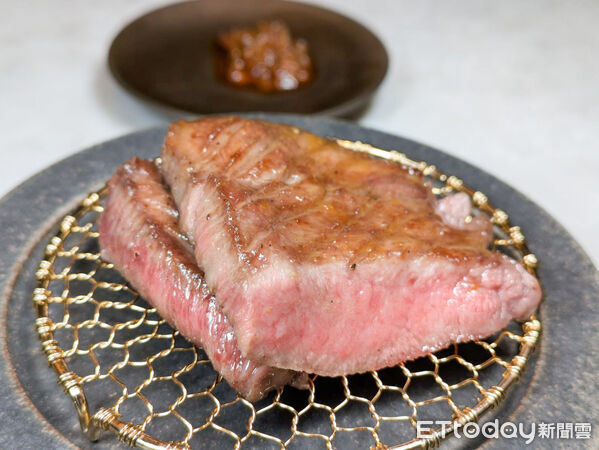 ▲板前燒肉餐廳「牛花」插旗台中　開幕首月點套餐送「和牛三明治」。（圖／記者黃士原攝）