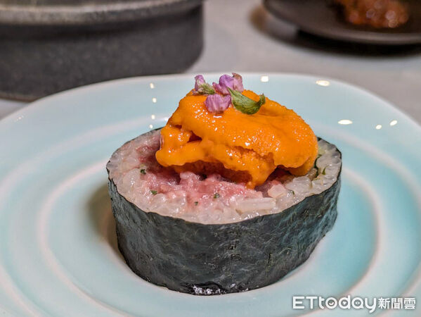 ▲板前燒肉餐廳「牛花」插旗台中　開幕首月點套餐送「和牛三明治」。（圖／記者黃士原攝）