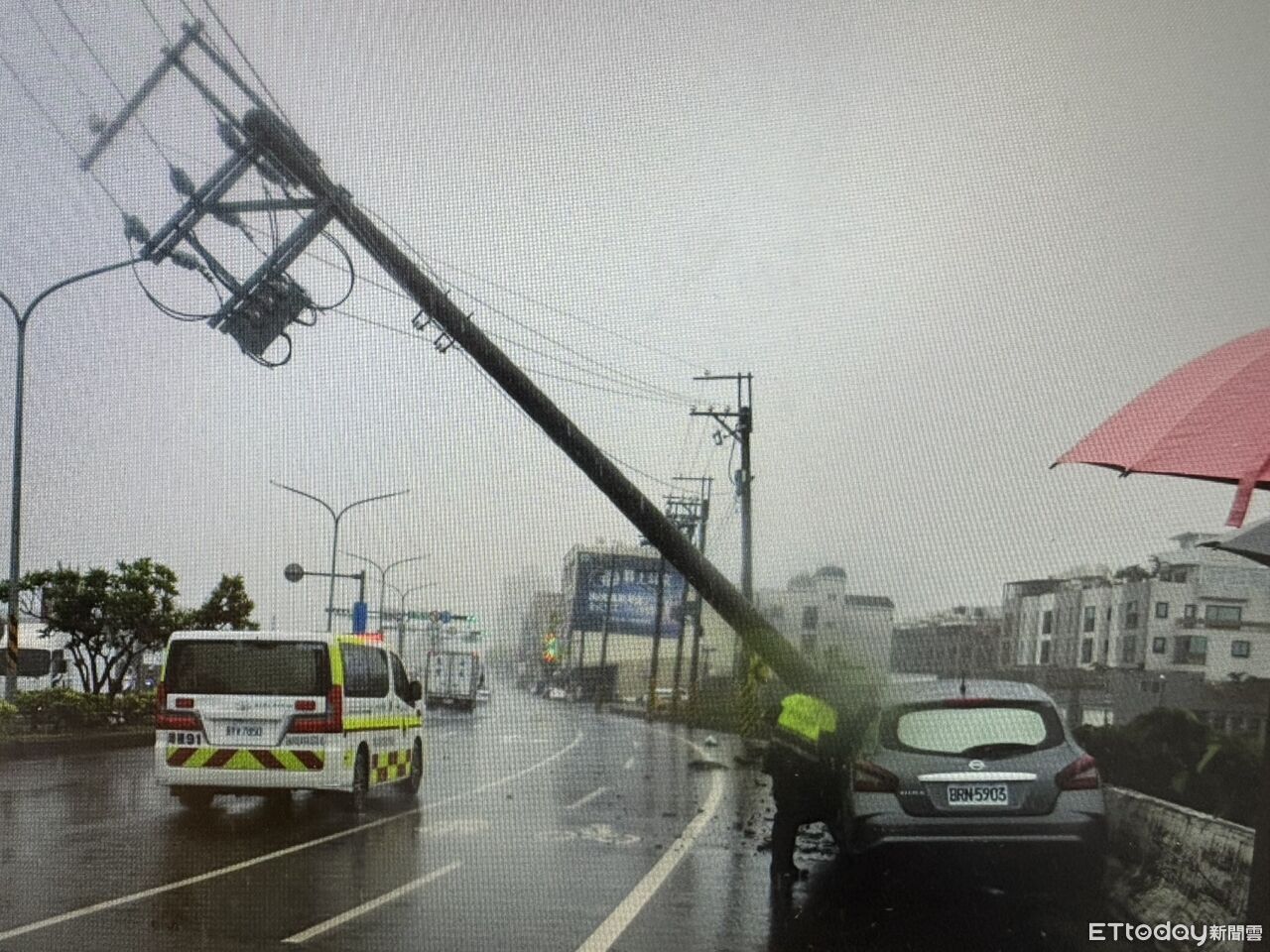 台南濱南路自小客撞倒電桿 駕駛額頭擦傷送醫無毒酒駕