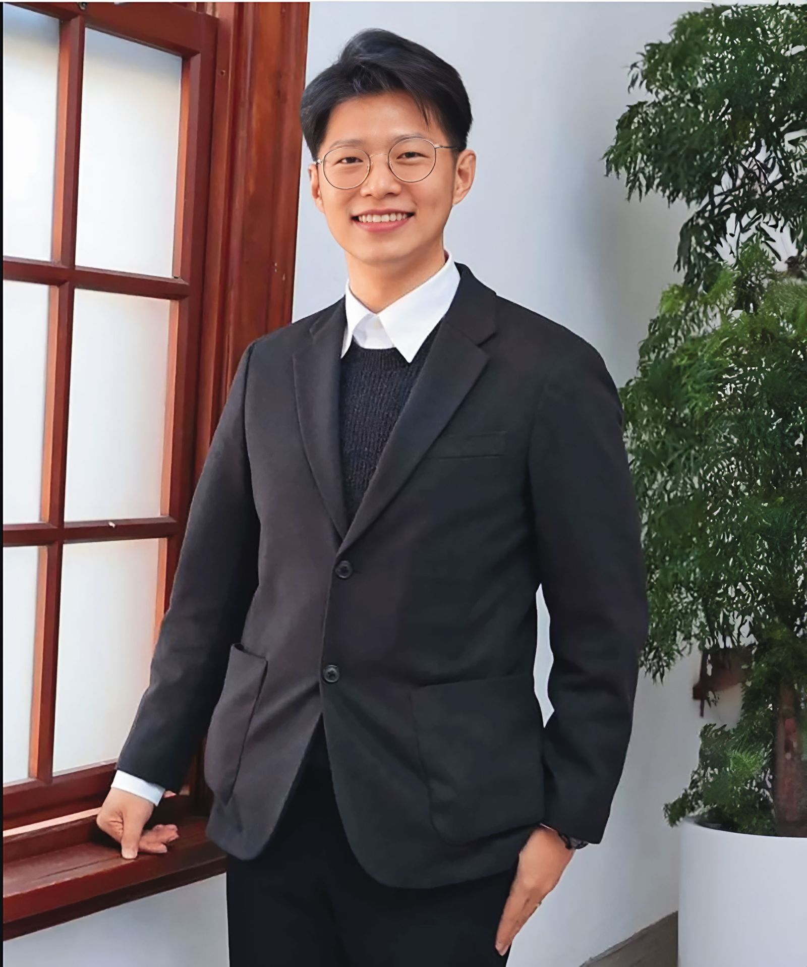 謝泊泓曾是柯文哲愛將，2023年遭本刊踢爆婚外情，但同樣在黃國昌任內升為副祕書長。（翻攝新竹市政府官網）