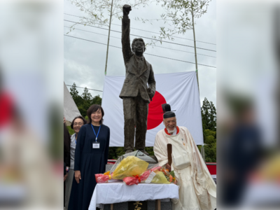 日本首座「安倍晉三銅像」揭幕！　重現街頭演說經典姿勢