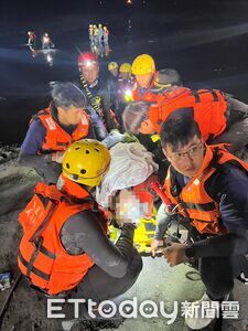 工地主任開吉普車遭洪水沖走！失蹤7小時奇蹟獲救　現場畫面曝