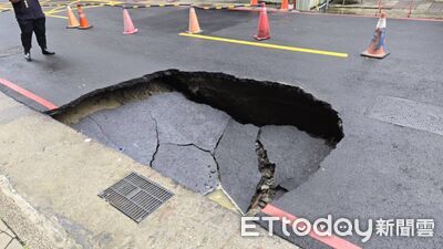 快訊／雨彈狂炸！高雄驚見300×200公分巨大天坑　現場封鎖警戒