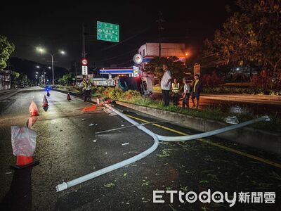 夜雨狂下！台中小貨車「騎上分隔島」撞斷路燈　2人受傷送醫