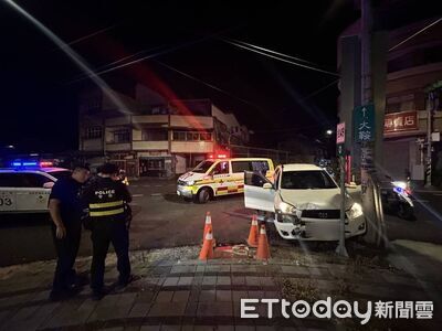自小客A到路邊車「車頭凹了」再暴衝撞電桿　又是煙彈毒駕害的