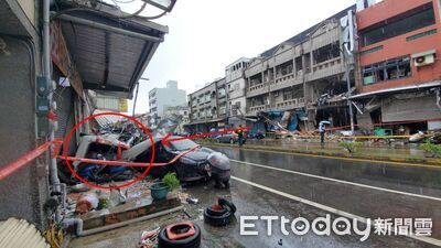 新竹便當店氣爆奪2命!門口白車「炸到對面」成廢鐵 12戶受損