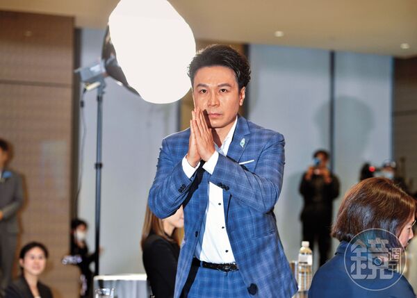 黃成峻在黃國昌主席任內由組織部主任升任副祕書長，日前遭本刊踢爆上酒店，卻傳出黨高層替他護航說情。（鏡報李智為）
