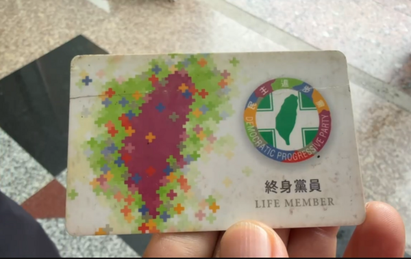 ▲前彰化市長邱建富今日前往民進黨彰化縣黨部辨理退黨。（圖／邱建富提供）