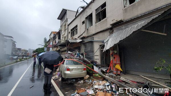 ▲新竹一間便當店今日凌晨發生氣爆造成2人死亡，現場一片狼藉。（圖／記者黃彥傑攝）