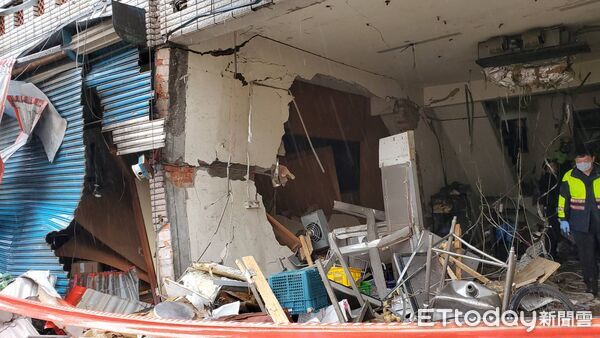 ▲新竹一間便當店今日凌晨發生氣爆造成2人死亡，現場一片狼藉。（圖／記者黃彥傑攝）