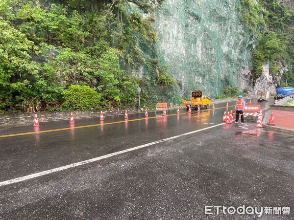 ▲▼蘇花匯德隧道南口路段6∕9至7∕21邊坡施工，採日間單向雙向通行管制。(圖／公路局提供，下同)