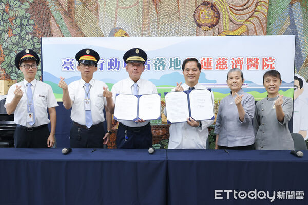 ▲花蓮慈院院長林欣榮（右三）與台鐵東區營運處處長楊舜安（左三）代表簽署合作備忘錄，象徵醫療照護與交通服務跨域合作再升級。（圖／慈濟醫學中心提供，下同）