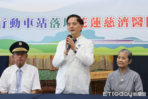 ▲花蓮慈院院長林欣榮（右三）與台鐵東區營運處處長楊舜安（左三）代表簽署合作備忘錄，象徵醫療照護與交通服務跨域合作再升級。（圖／慈濟醫學中心提供，下同）