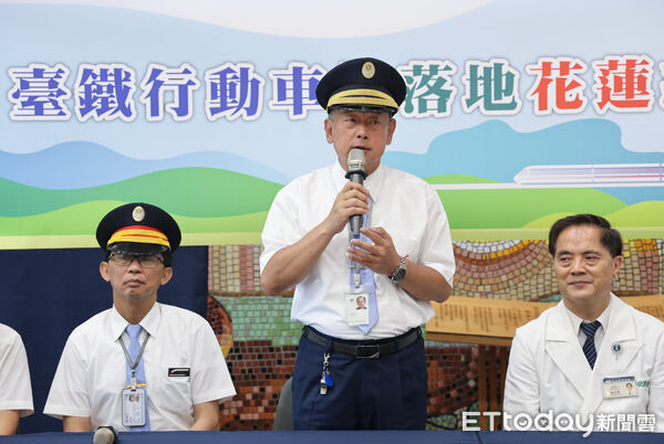 ▲花蓮慈院院長林欣榮（右三）與台鐵東區營運處處長楊舜安（左三）代表簽署合作備忘錄，象徵醫療照護與交通服務跨域合作再升級。（圖／慈濟醫學中心提供，下同）
