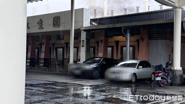 ▲投訴民眾表示自己把白車停放在火葬場的空地             。（圖／投訴民眾提供）
