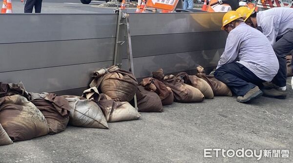 ▲豪雨狂炸！地下室淹水「這舉動」超危險　台電急喊：千萬別進去。（圖／台電台中區處提供）