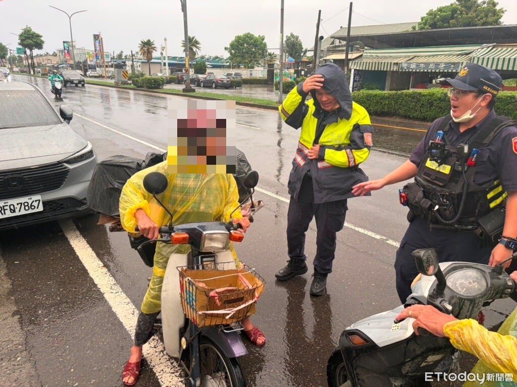 屏東82歲婦問路竟是失蹤人口 東港警冒雨尋獲助返家