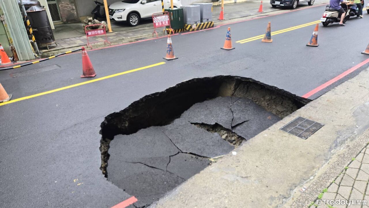 高雄塌出「3mx2m」天坑原因曝 污水管破裂掏空路基緊急灌漿中