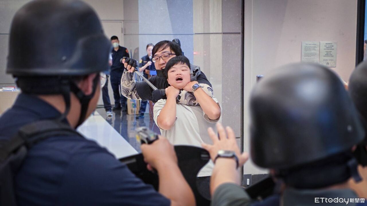 南港車站反恐演練震撼登場!警消+三鐵商場業者協力拯救人質