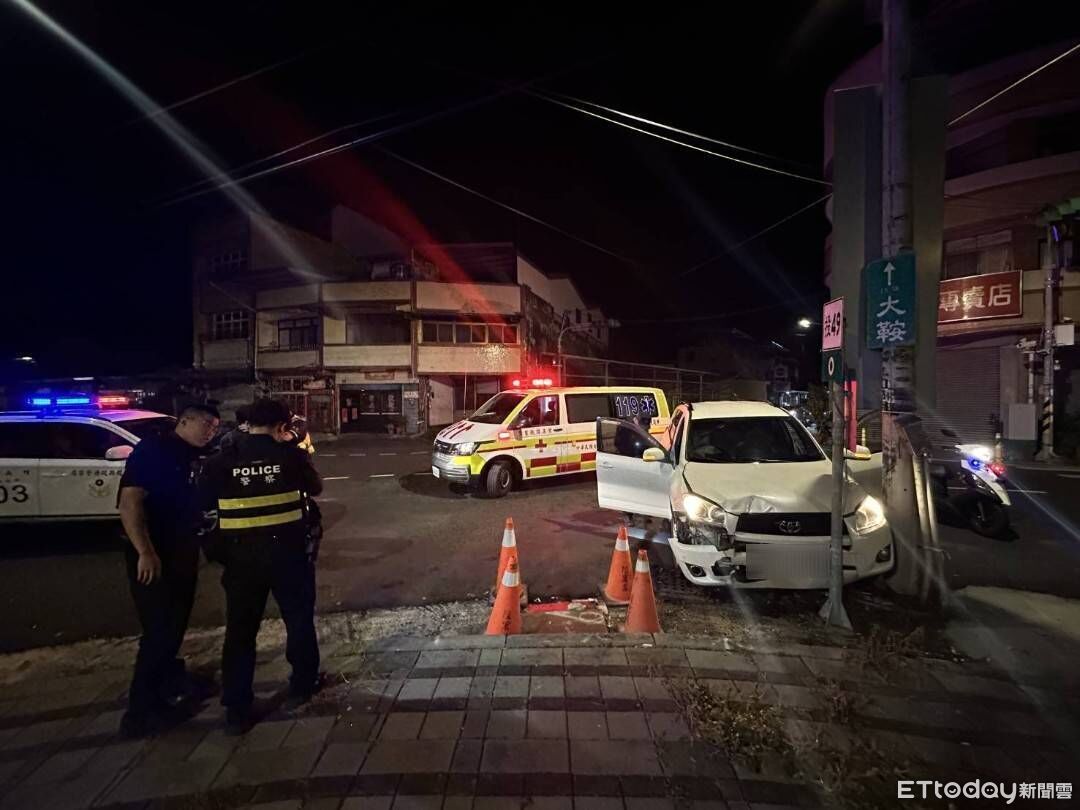 自小客A到路邊車「車頭凹了」再暴衝撞電桿 又是煙彈毒駕害的