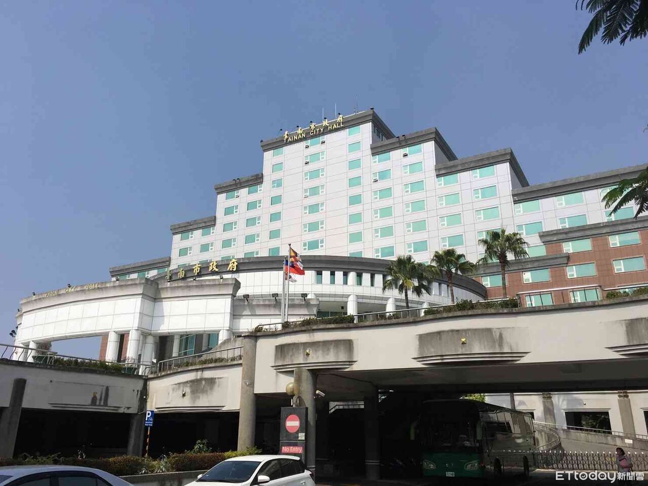 台南地政所公務員稱同事「動手打人」挨告 法院認貶損名譽判賠3萬元