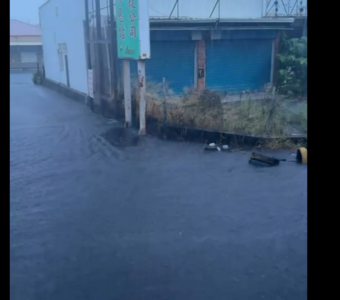 雨彈狂炸彰化！溪湖交流道旁「水淹半個輪胎」　民眾崩潰